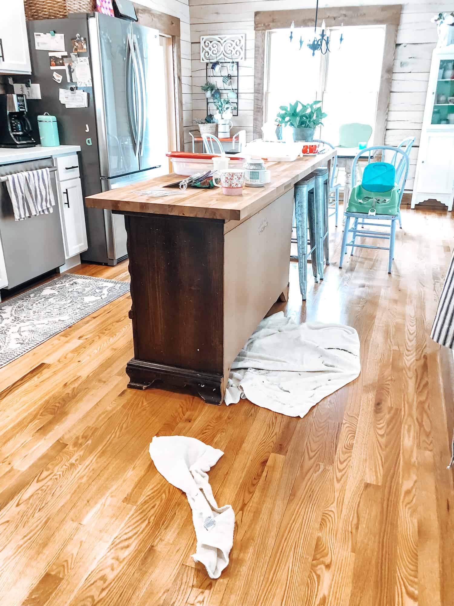 How to DIY your Kitchen Island Linen & Logs