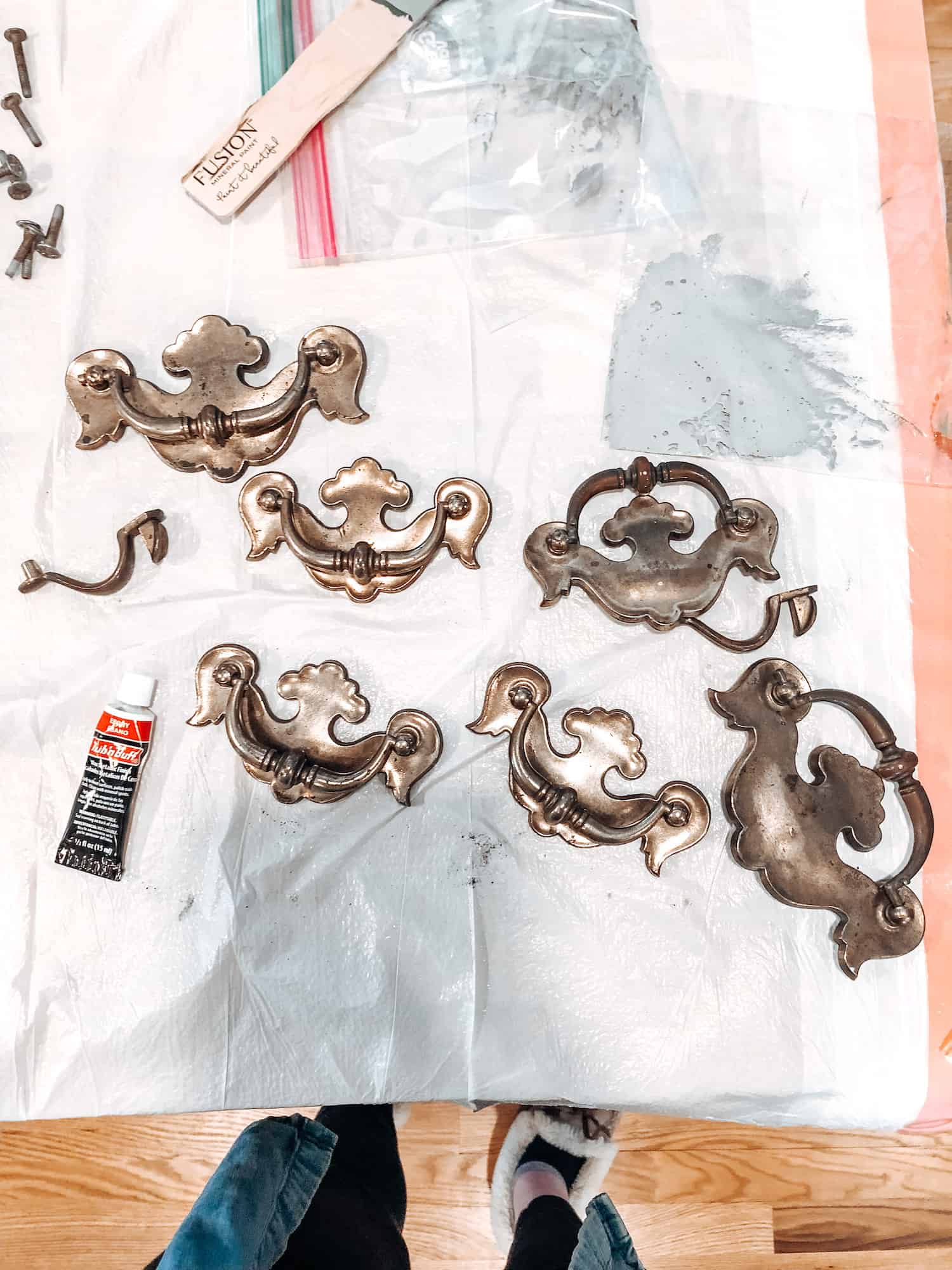 How to DIY your Kitchen Island Linen & Logs